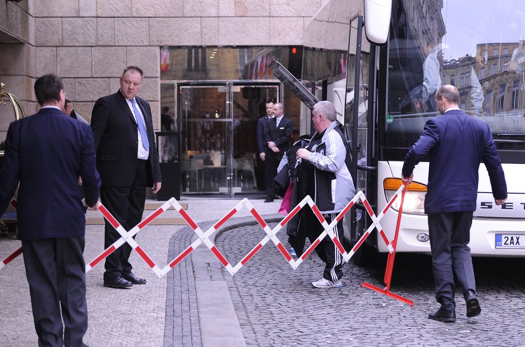 Fotbalisté Chelsea právě přijeli k hotelu Four Seasons v centru Prahy, o jejich bezpečí se staralo několik bodyguardů