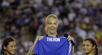 Svůdná fanynka Chelsea: Charlize Theron