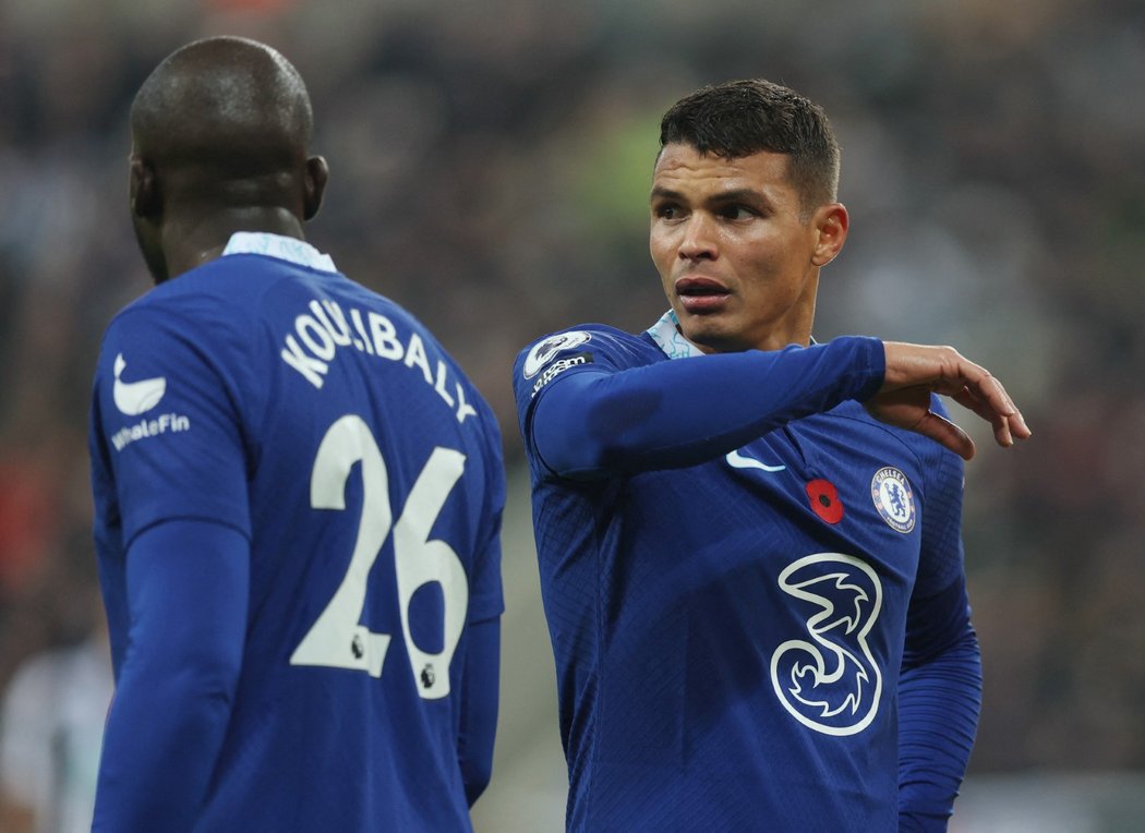 Thiago Silva a Kalidou Koulibaly patří mezi nejzkušenější hráče Chelsea