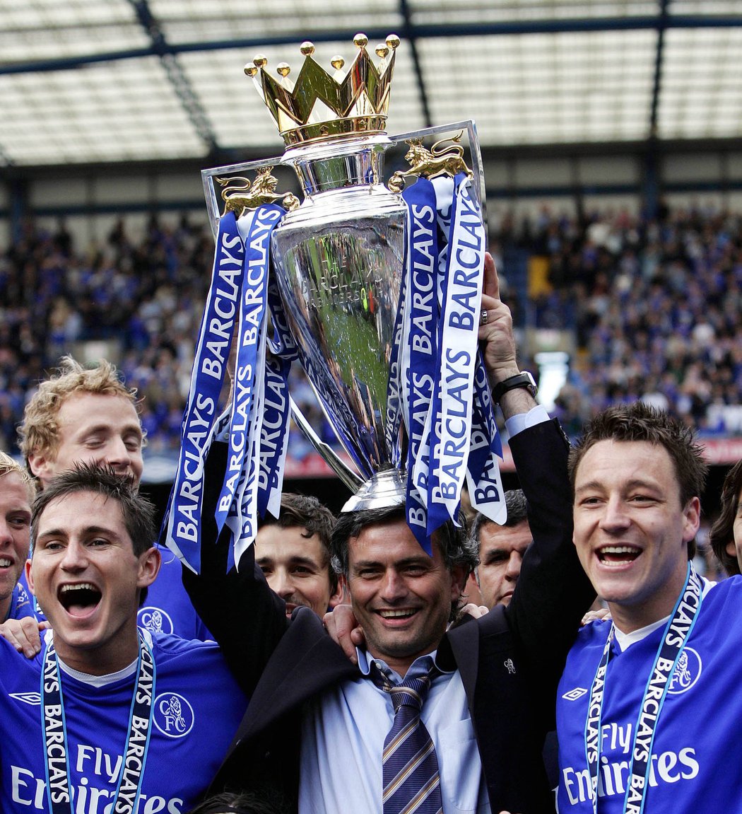 José Mourinho se v roce 2005 raduje s pohárem pro vítěze Premier League s oporami Chelsea Frankem Lampardem (vlevo) a Johnem Terrym