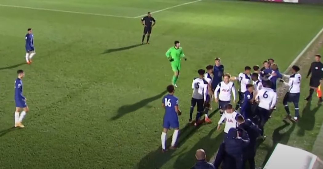 Petr Čech pomohl uklidnit strkanici hráčů při zápase Chelsea U23 - Tottenham U23