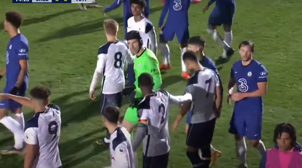 Petr Čech pomohl uklidnit strkanici hráčů při zápase Chelsea U23 - Tottenham U23