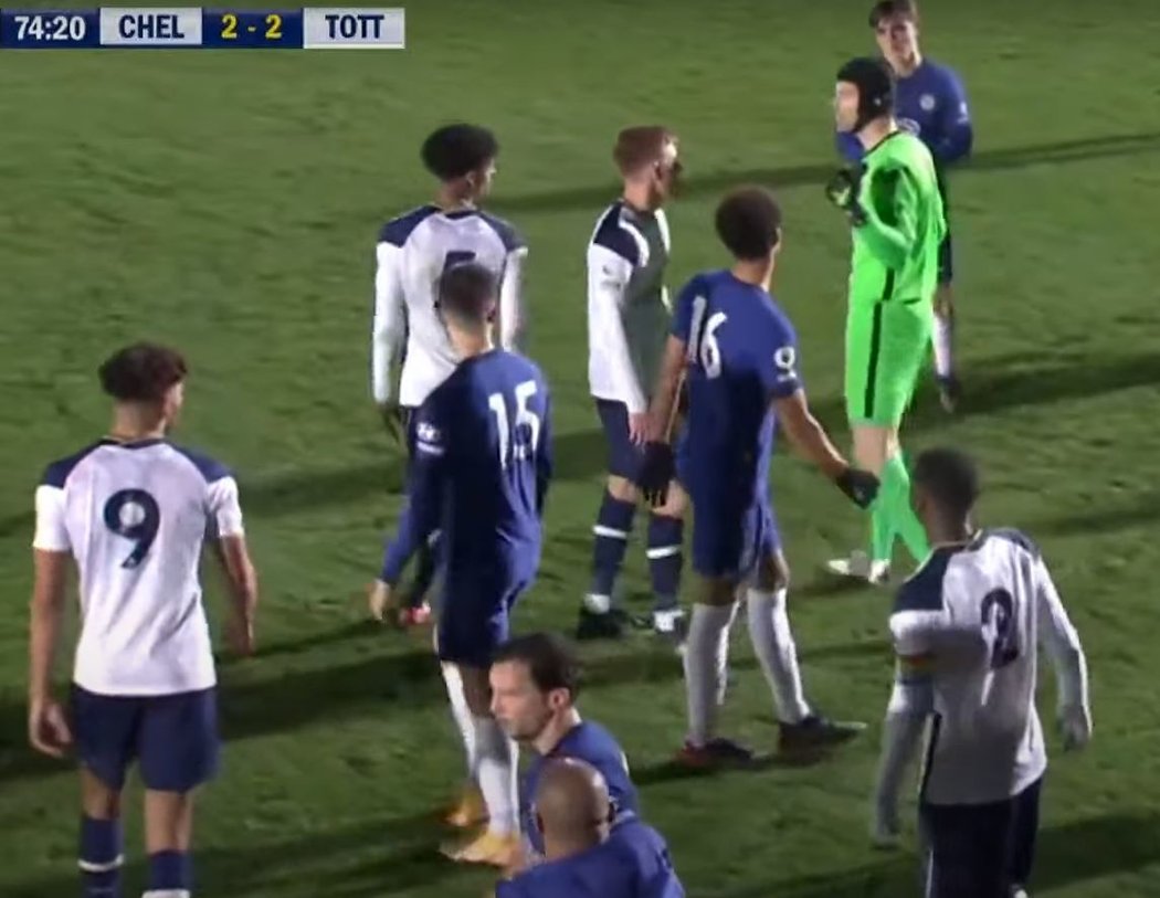 Petr Čech pomohl uklidnit strkanici hráčů při zápase Chelsea U23 - Tottenham U23