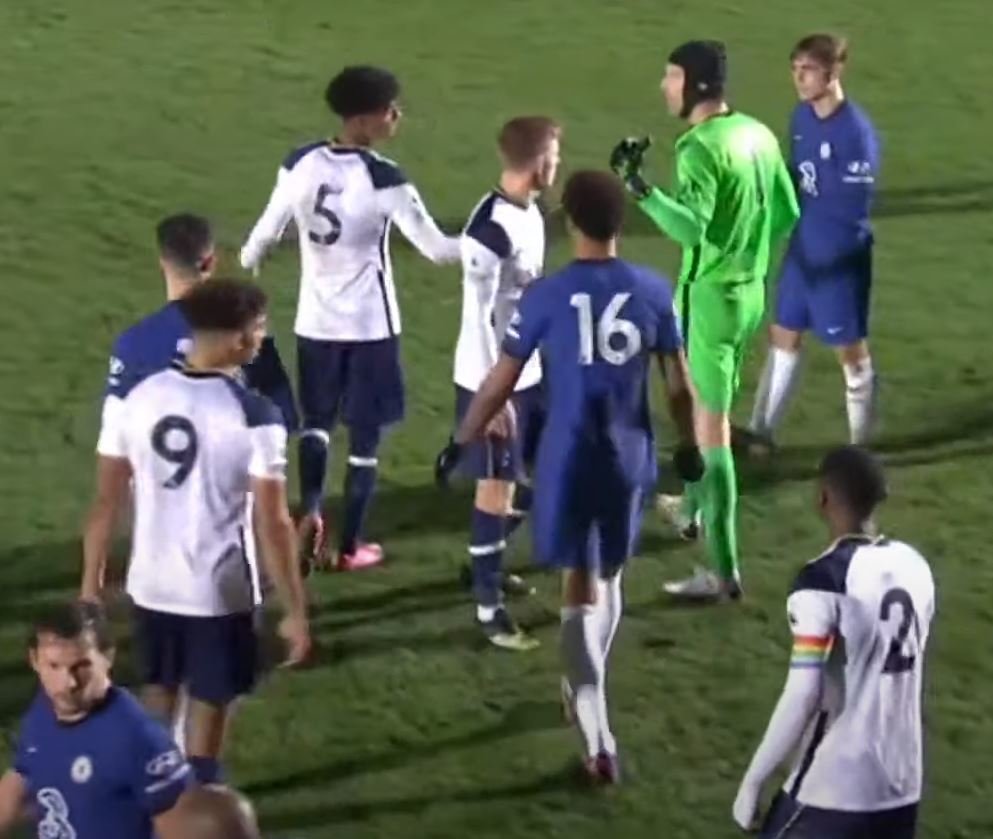 Petr Čech pomohl uklidnit strkanici hráčů při zápase Chelsea U23 - Tottenham U23