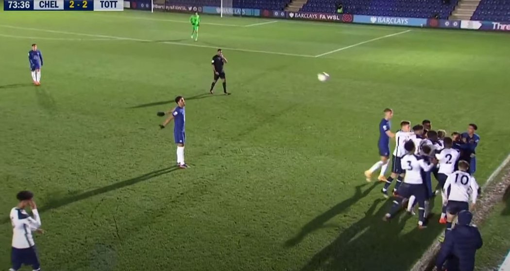 Petr Čech pomohl uklidnit strkanici hráčů při zápase Chelsea U23 - Tottenham U23