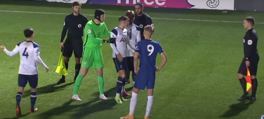 Petr Čech pomáhá zklidnit vyloučeného Alfieho Devina z Tottenhamu U23