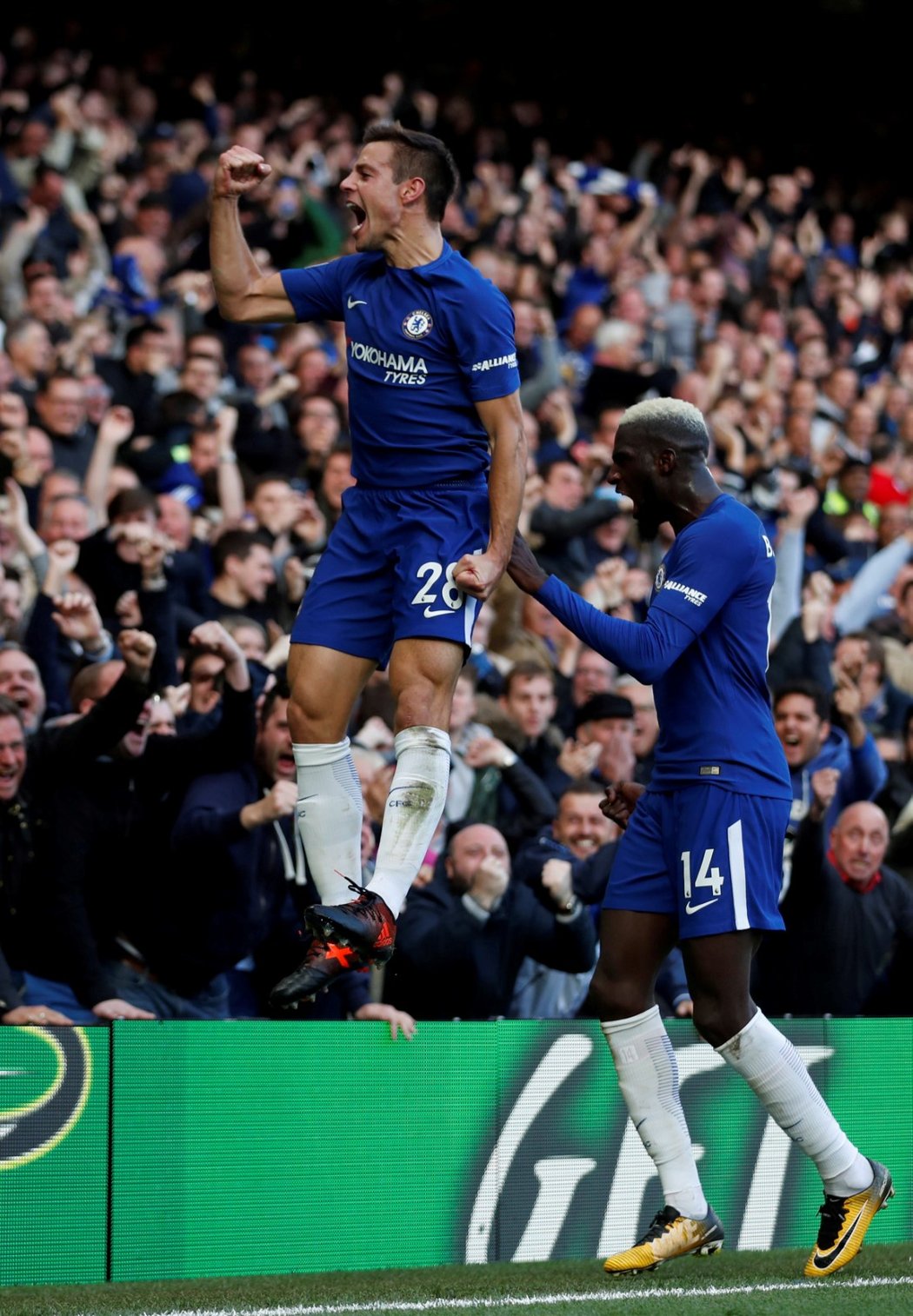 Cesar Azpilicueta slaví třetí gól Chelsea