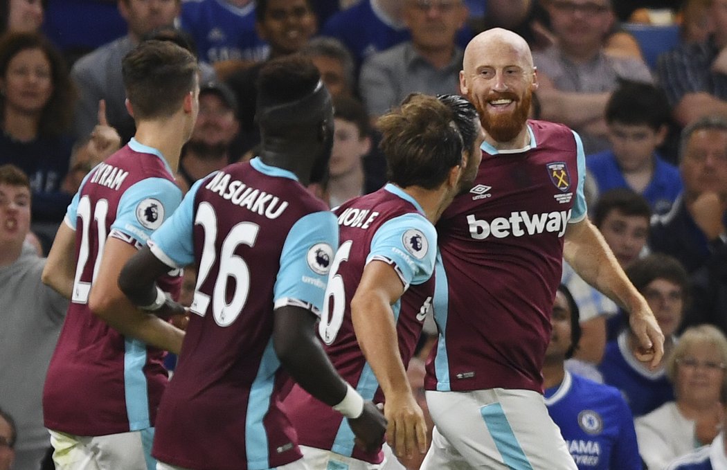 James Collins se raduje se spoluhráči s vyrovnávací branky