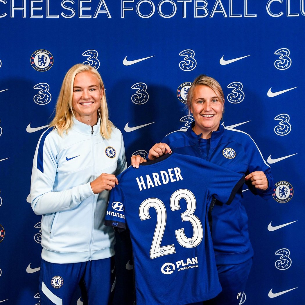 Chelsea získala z Wolfsburgu kapitánku dánské reprezentace Pernille Harderovou a udělala z ní nejdražší hráčku v ženském fotbale.