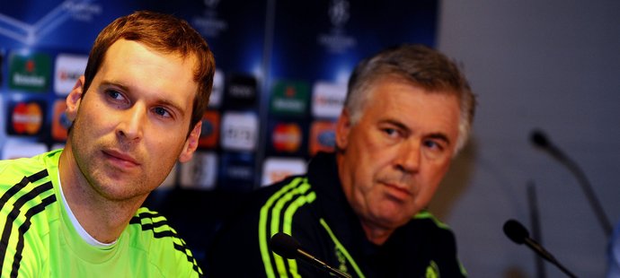 Petr Čech na tiskové konferenci v Žilině, v pozadí trenér Chelsea Carlo Ancelotti
