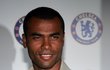 ASHLEY COLE Během čtyřletého manželství se zpěvačkou Cheryl Cole měl desítky milenek. Některé modelky popisovaly sex s ním den před reprezentačními zápasy. Do médií unikly i jeho SMS, kde prosí o nahé fotografie.