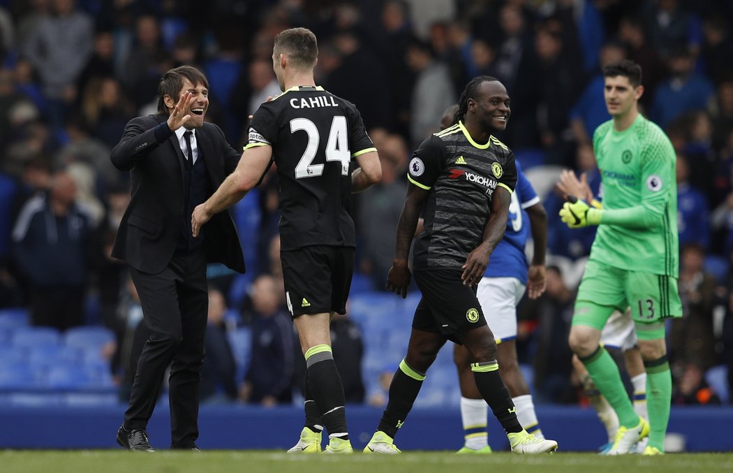 Radost trenéra Conteho a hráčů Chelsea po výhře nad Evertonem