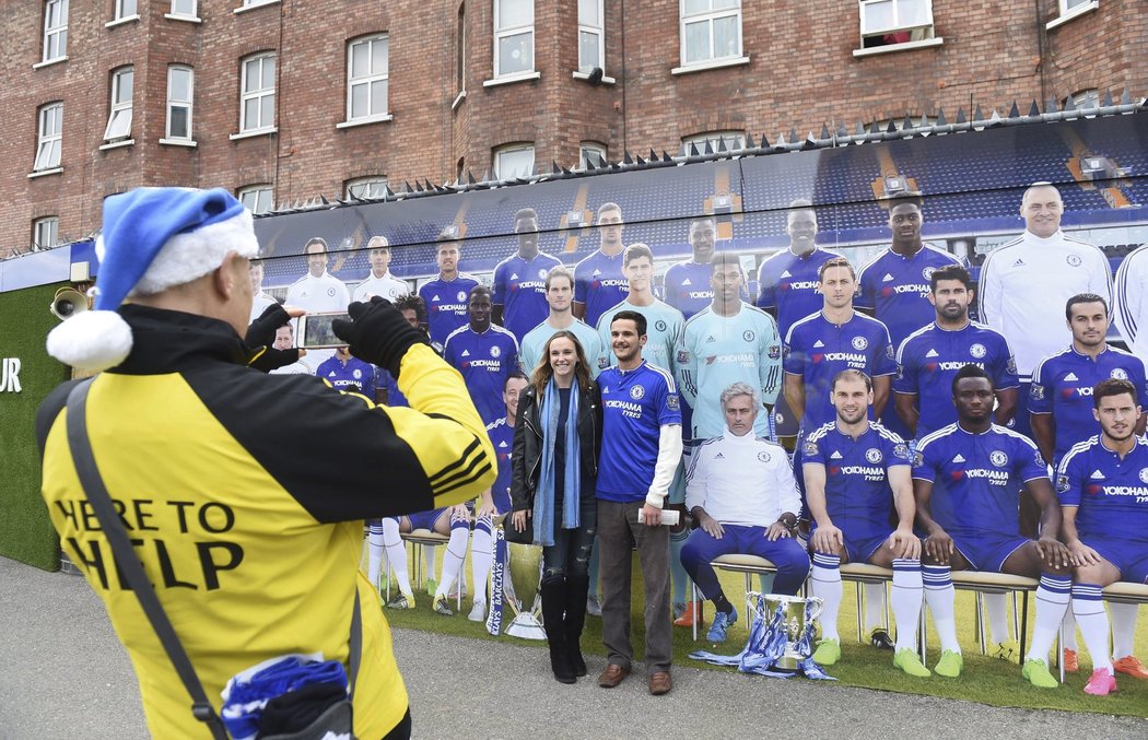 Manažer José Mourinho sice v Chelsea skončil, ale fanoušci se dál fotili u reklamního panelu vedle &#34;Special One&#34;.