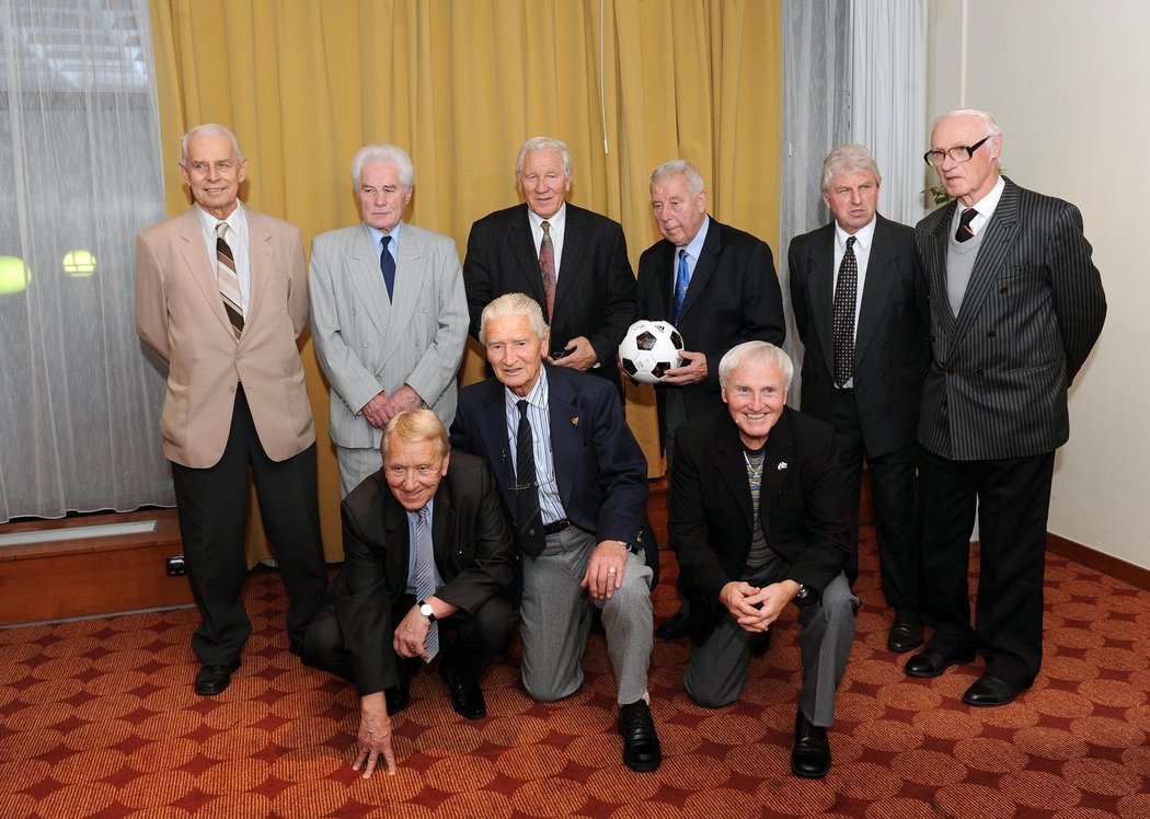 Legendární Chilané si užívají poct na Sportovci roku. Na snímku jsou (horní řada zleva) Vladimír Kos, Jan Lála, Adolf Scherer, Josef Masopust,Václav Mašek, Titus Buberník, (dolní řada zleva) Josef Jelínek, Josef Kadraba, Jozef Štibrányi