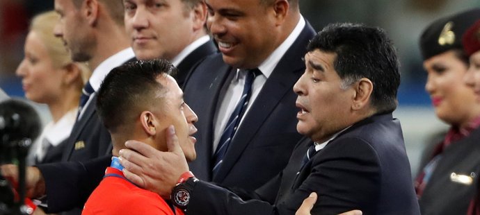 Argentinská fotbalová legenda Diego Maradona (vpravo) utěšuje chilského útočníka Alexise Sáncheze po prohraném finále turnaje FIFA s Německem