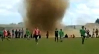 VIDEO: Tornádo řádilo v Chile, fanoušci prchali, fotbalisté však hráli dál