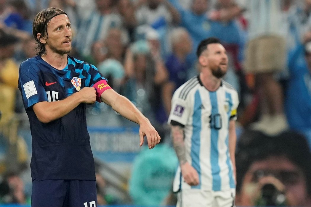 Zklamaný kapitán chorvatské reprezentace Luka Modrič, v pozadí je Lionel Messi
