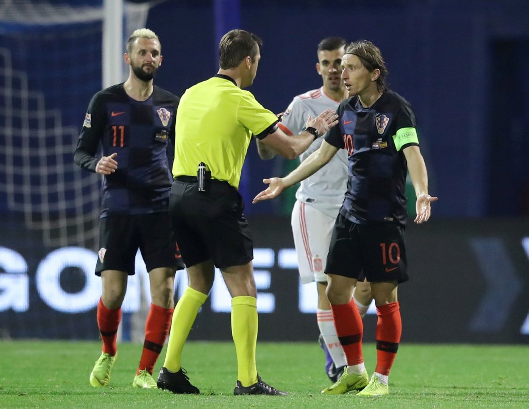 Luka Modrič se diví verdiktu rozhodčího při duelu Chorvatska se Španělskem v rámci Ligy národů UEFA