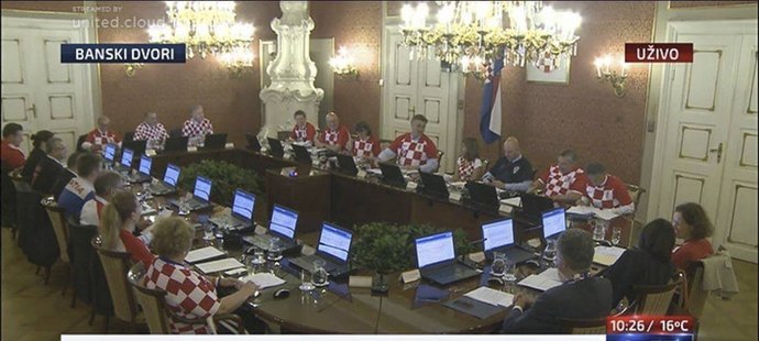 Členové chorvatské vlády dorazili na čtvrteční zasedání v národních dresech