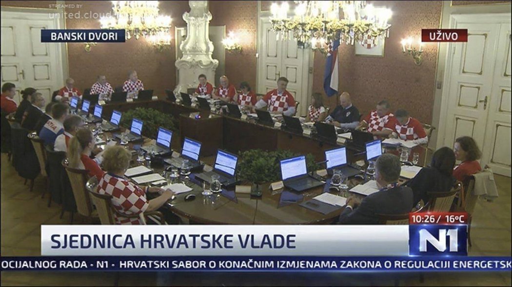 Členové chorvatské vlády dorazili na čtvrteční zasedání v národních dresech