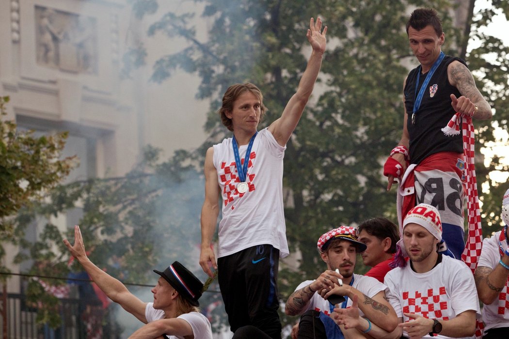 Luka Modrič spolu se svými spoluhráči projíždí ulicemi Záhřebu