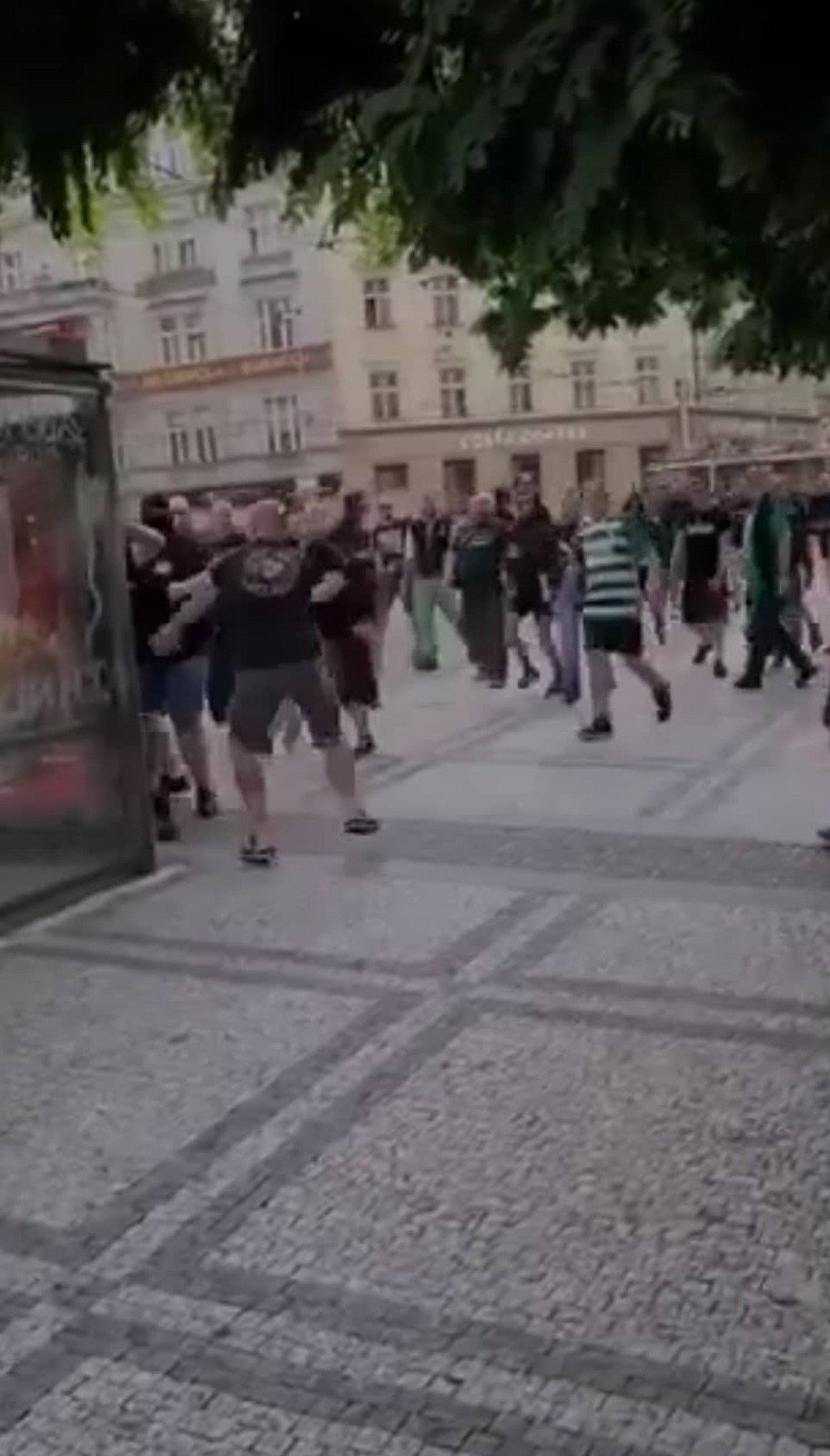 Jako smyslu zbavení. Chuligání Sparty a Bohemians se porvali před fotbalovým utkáním na Strossmayerově náměstí. Nejvíce to odnesly židle a stoly restaurace