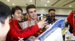 Brazilec Oscar rozdal po příletu do Číny desítky autogramů. Posila klubu SIPG ze Šanghaje se také ochotně fotila s fanoušky.