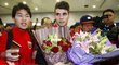 Brazilec Oscar je novou posilou čínského klubu SIPG. Od fanoušků po příletu dostal hodně květin.