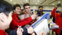 Brazilec Oscar rozdal po příletu do Číny desítky autogramů. Posila klubu SIPG ze Šanghaje se také ochotně fotila s fanoušky.