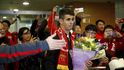 Bazilec Oscar je v Číně. Fanoušci na letišti vítali posilu klubu SIPG a spouště fotoaparátů cvakaly o sto šest.