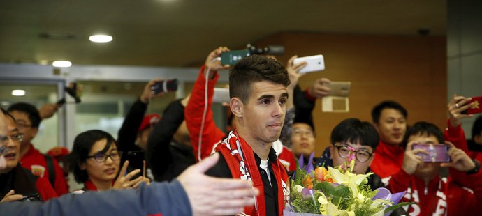 Bazilec Oscar je v Číně. Fanoušci na letišti vítali posilu klubu SIPG a spouště fotoaparátů cvakaly o sto šest.