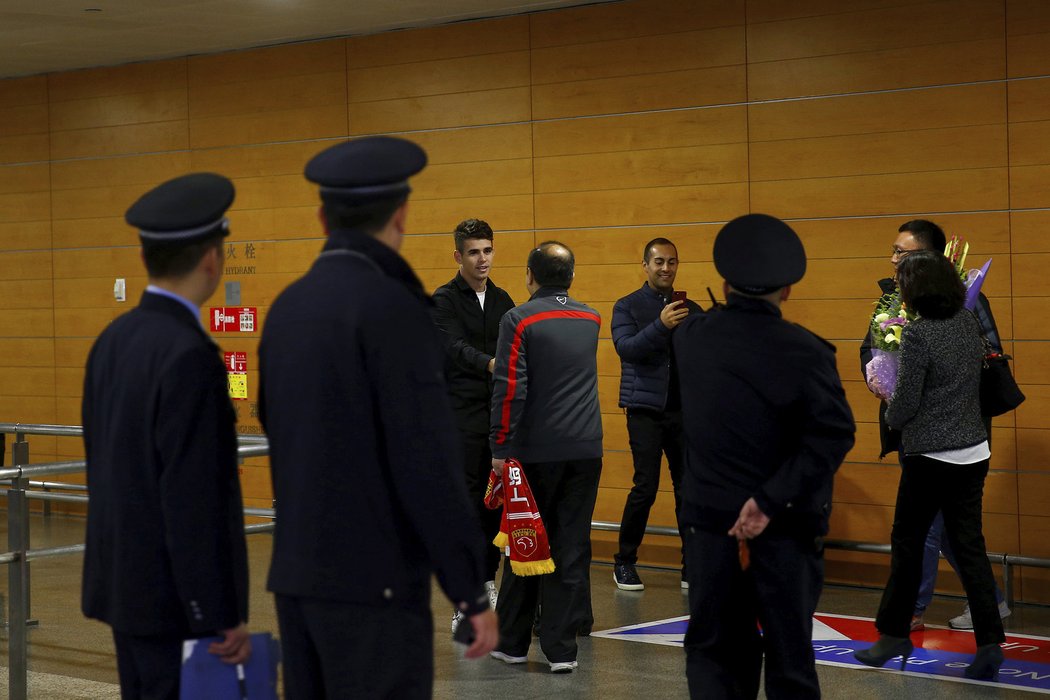 Brazilec Oscar přiletěl do Číny, kde bude hrát za klub SIPG. Letiště v Šanghaji bylo v pozoru.