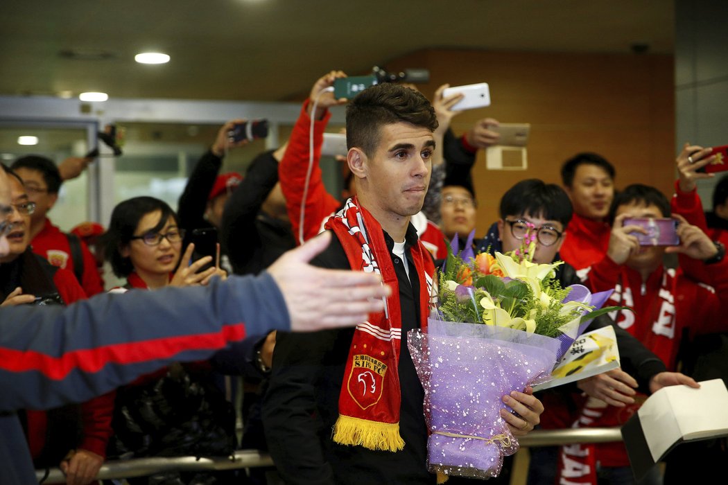 Brazilec Oscar je v Číně. Fanoušci na letišti vítali posilu klubu SIPG a spouště fotoaparátů cvakaly o sto šest.