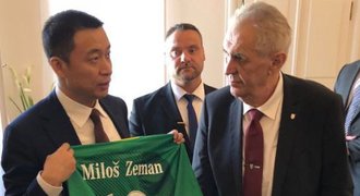 Slavia spolupracuje s klubem v Pekingu. Prezident Zeman dostal jeho dres