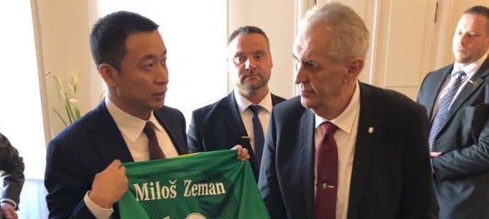 Miloš Zeman dostal dres týmu Guoan Peking