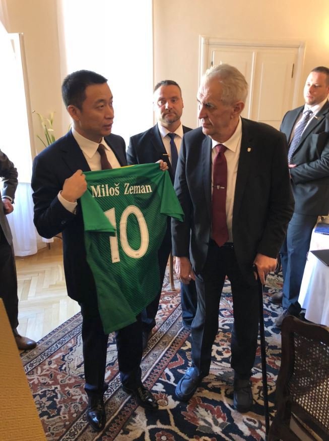 Miloš Zeman dostal dres týmu Guoan Peking