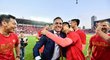 Fabio Cannavaro slaví se svými svěřenci z Kuang-čou Evergrande čínský titul