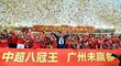 Fabio Cannavaro slaví se svými svěřenci z Kuang-čou Evergrande čínský titul