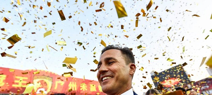 Fabio Cannavaro slaví se svými svěřenci z Kuang-čou Evergrande čínský titul