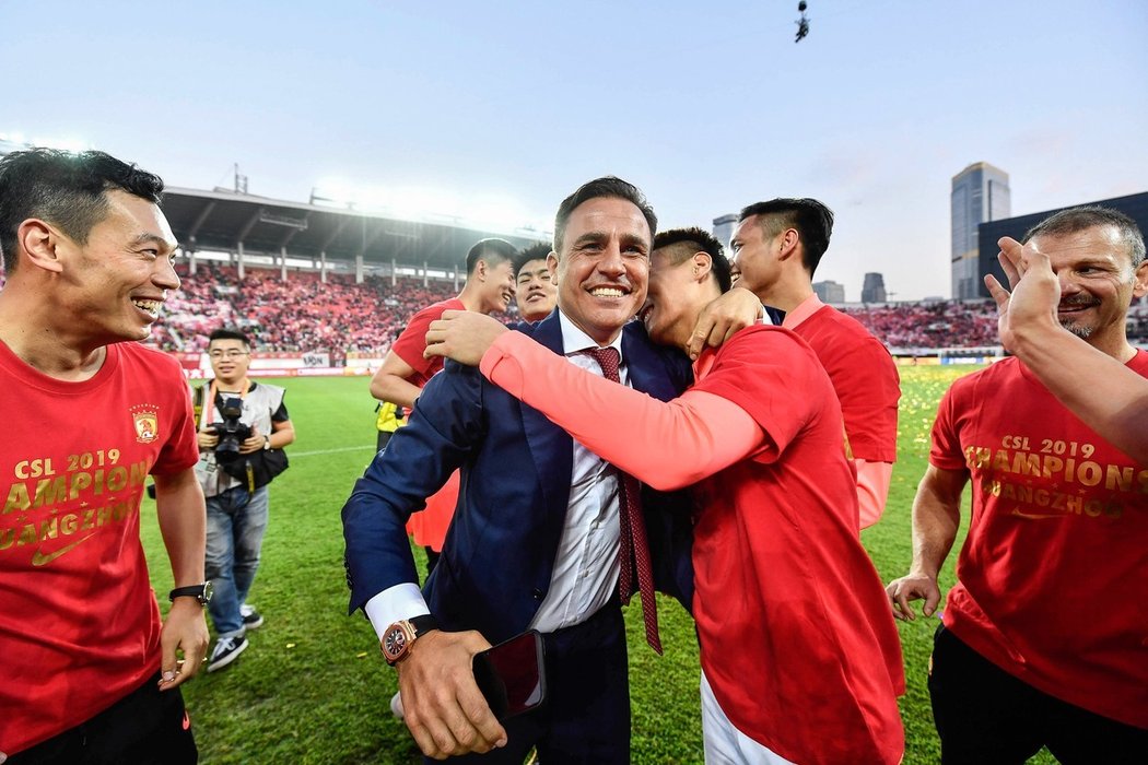 Fabio Cannavaro slaví se svými svěřenci z Kuang-čou Evergrande čínský titul