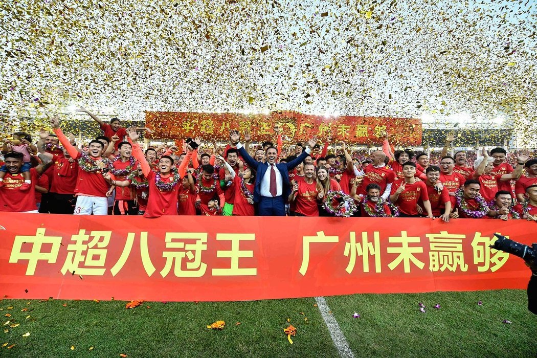 Fabio Cannavaro slaví se svými svěřenci z Kuang-čou Evergrande čínský titul