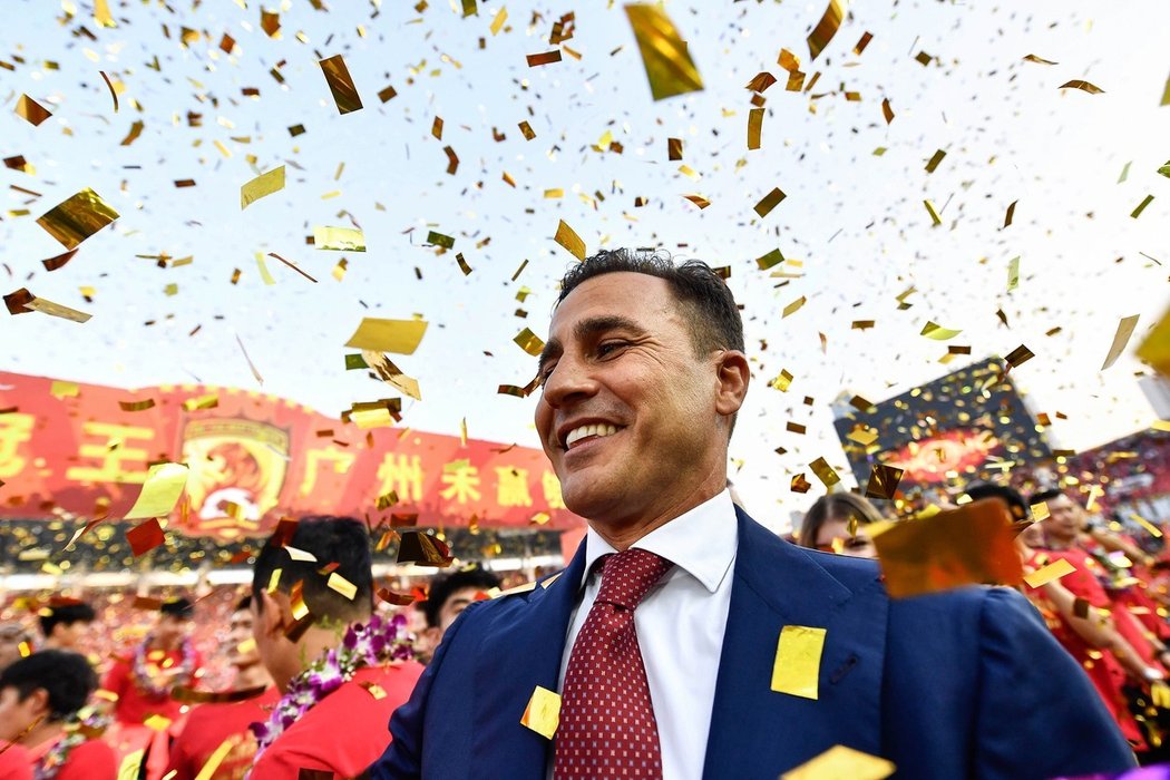 Fabio Cannavaro slaví se svými svěřenci z Kuang-čou Evergrande čínský titul