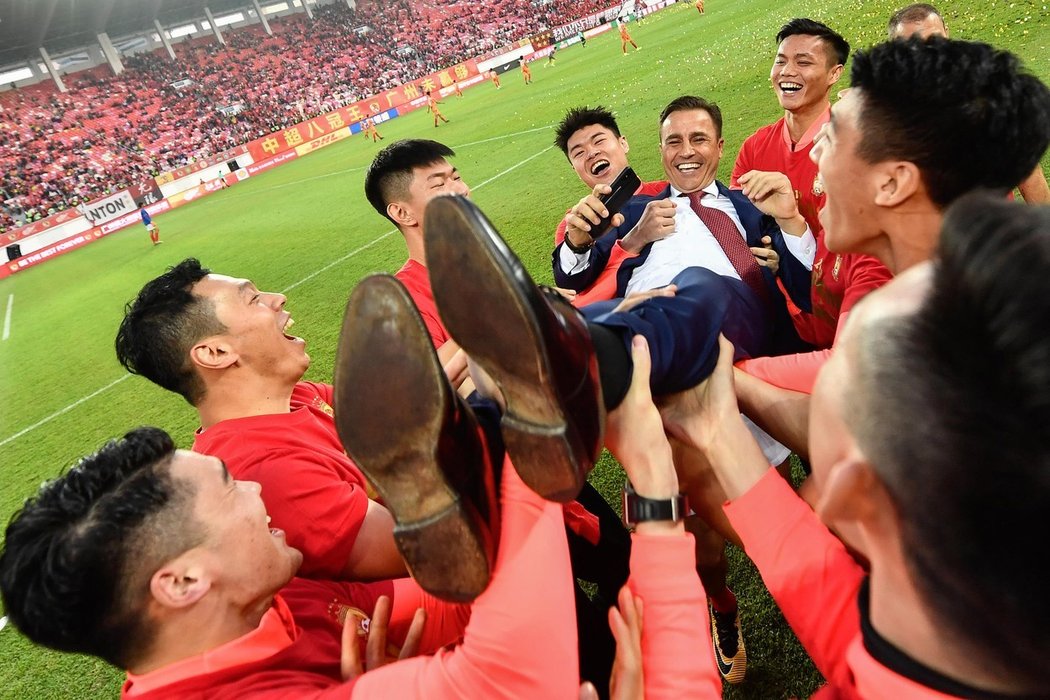 Fabio Cannavaro slaví se svými svěřenci z Kuang-čou Evergrande čínský titul