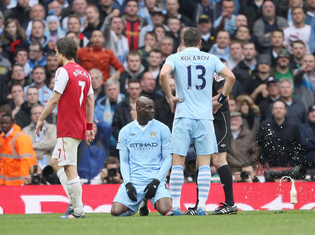 Proč á? Balotelli odmítá uvěřit tomu, že musí ze hřiště pryč