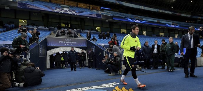Lionel Messi vstupuje na trávník Manchesteru City před úvodním osmifinále Ligy mistrů