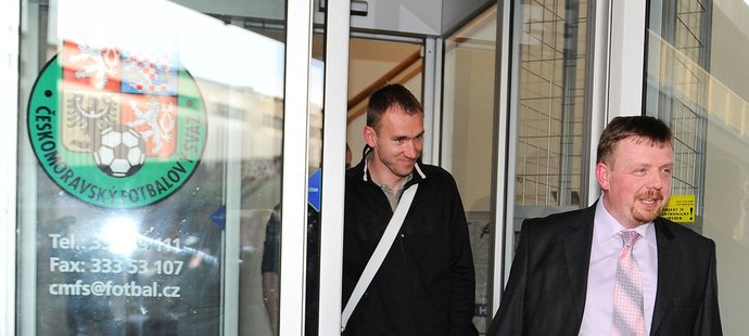 Petr Drobisz se svým právníkem odchází z disciplinární komise