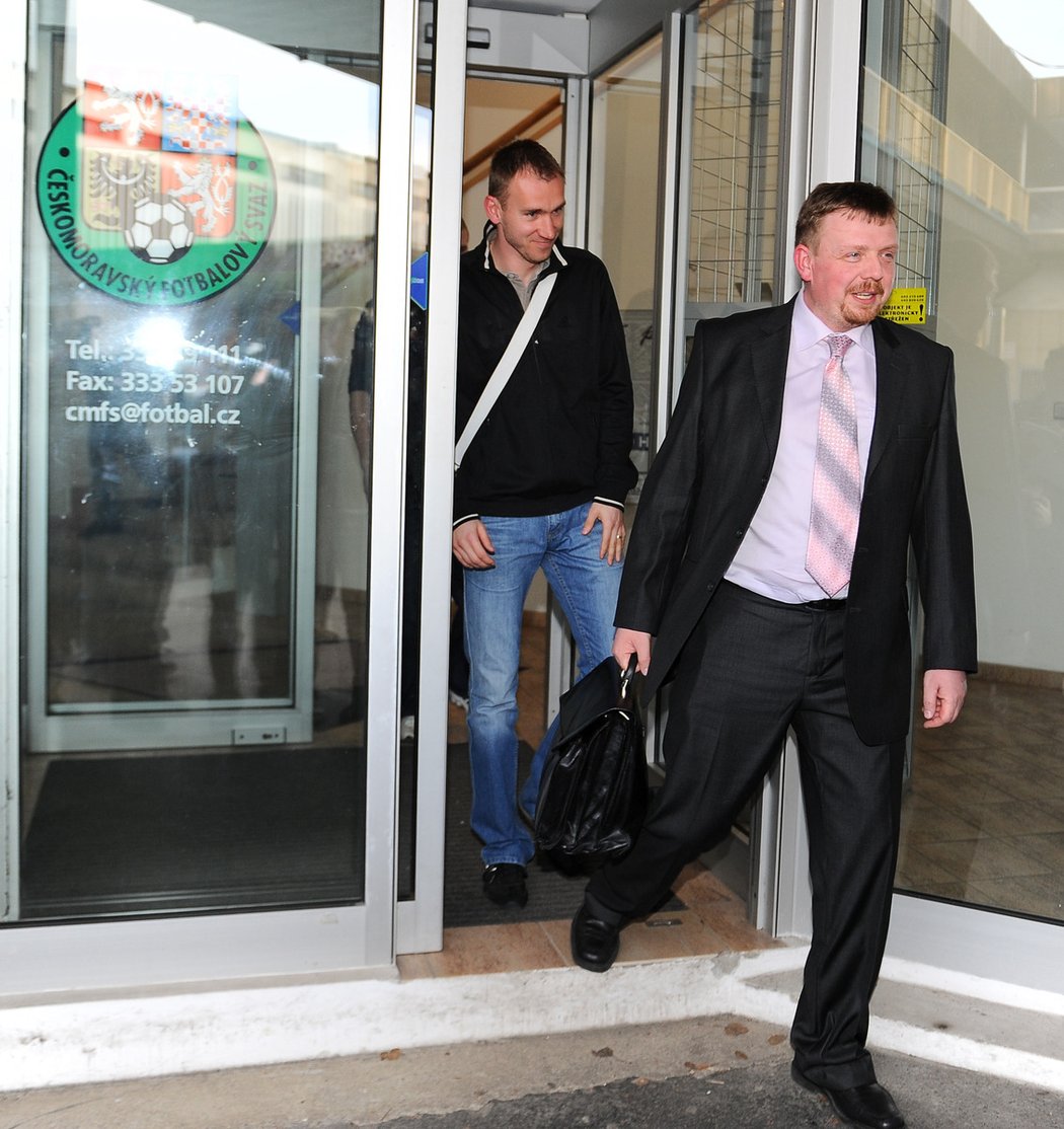 Petr Drobisz se svým právníkem odchází z disciplinární komise