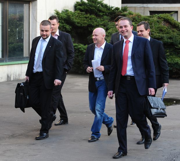 Zleva Jiří Golda, Ivan Hašek a právník Prokop Beneš přicházejí na tiskovou konferenci Zleva Jiří Golda, Ivan Hašek a právník Prokop Beneš přicházejí na tiskovou konferenci