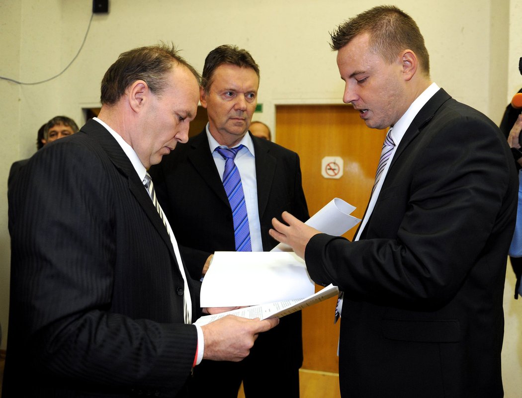 Jednání v kuloárech: (zleva) Dalibor Kučera, Roman Berbr a Jindřich Rajchl