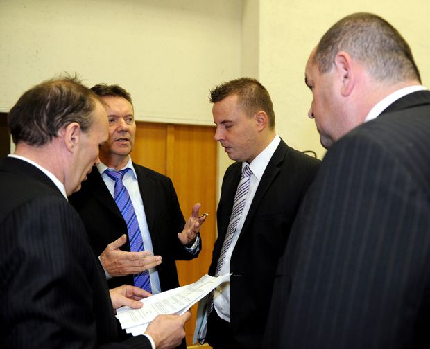 Dalibor Kučera (vlevo), Jindřich Rajchl a Miroslav Pelta (vpravo) naslouchají slovům Romana Berbra Dalibor Kučera (vlevo), Jindřich Rajchl a Miroslav Pelta (vpravo) naslouchají slovům Romana Berbra
